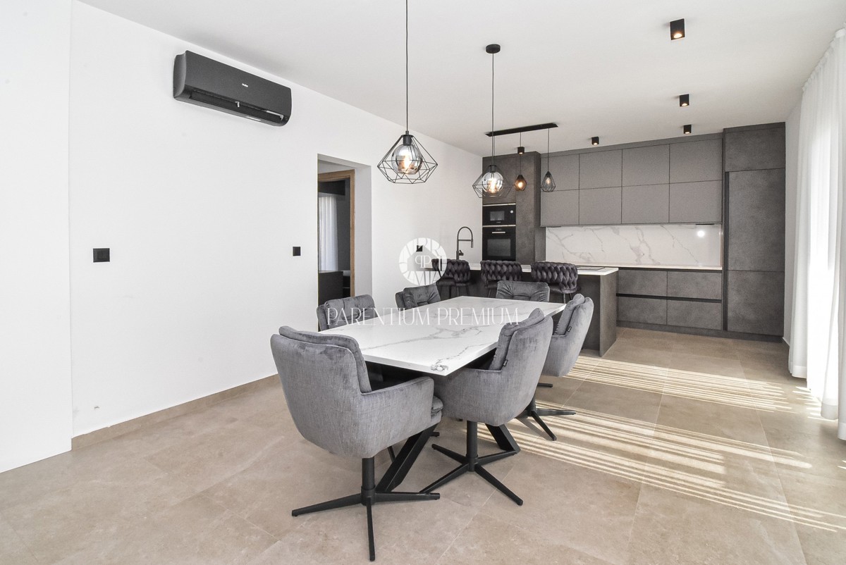 Moderna casa al piano terra con piscina in una zona tranquilla