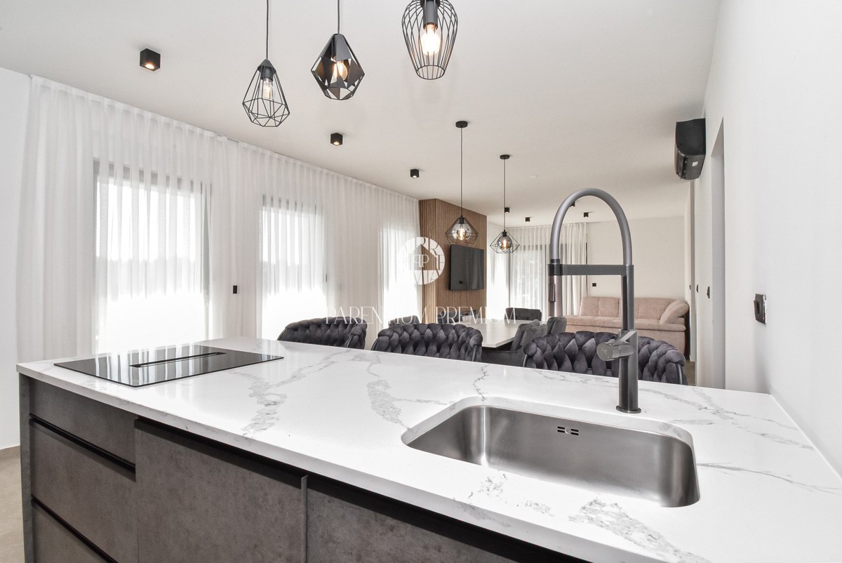 Moderna casa al piano terra con piscina in una zona tranquilla