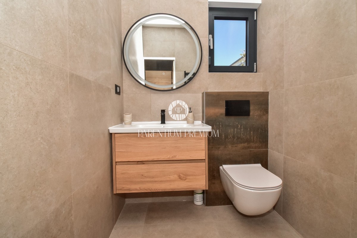 Moderna casa al piano terra con piscina in una zona tranquilla