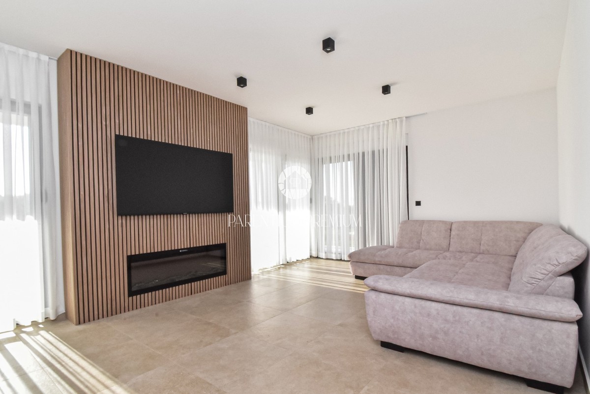 Moderna casa al piano terra con piscina in una zona tranquilla