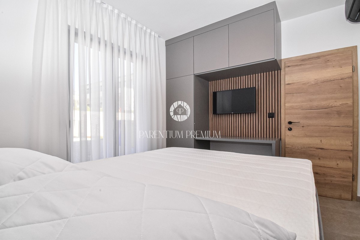 Moderna casa al piano terra con piscina in una zona tranquilla