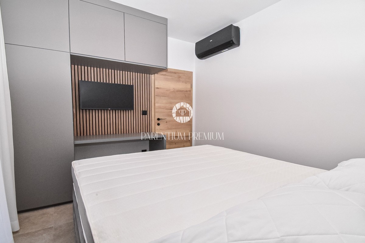 Moderna casa al piano terra con piscina in una zona tranquilla