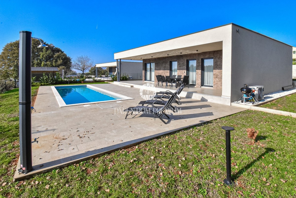 Moderna casa al piano terra con piscina in una zona tranquilla