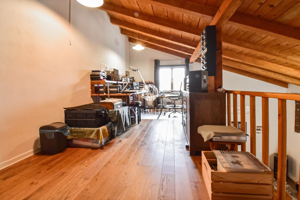 Accogliente casa bifamiliare con giardino privato e molta privacy ai margini del paese