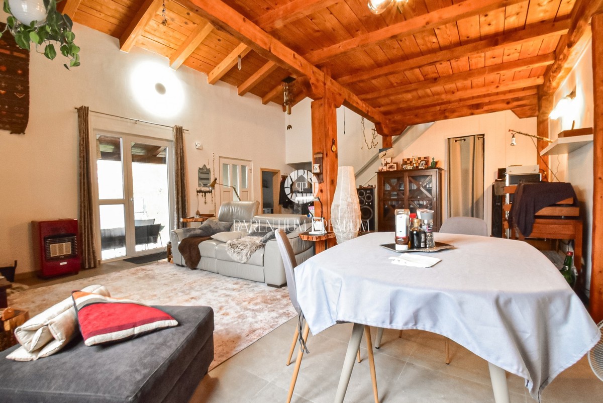 Accogliente casa bifamiliare con giardino privato e molta privacy ai margini del paese