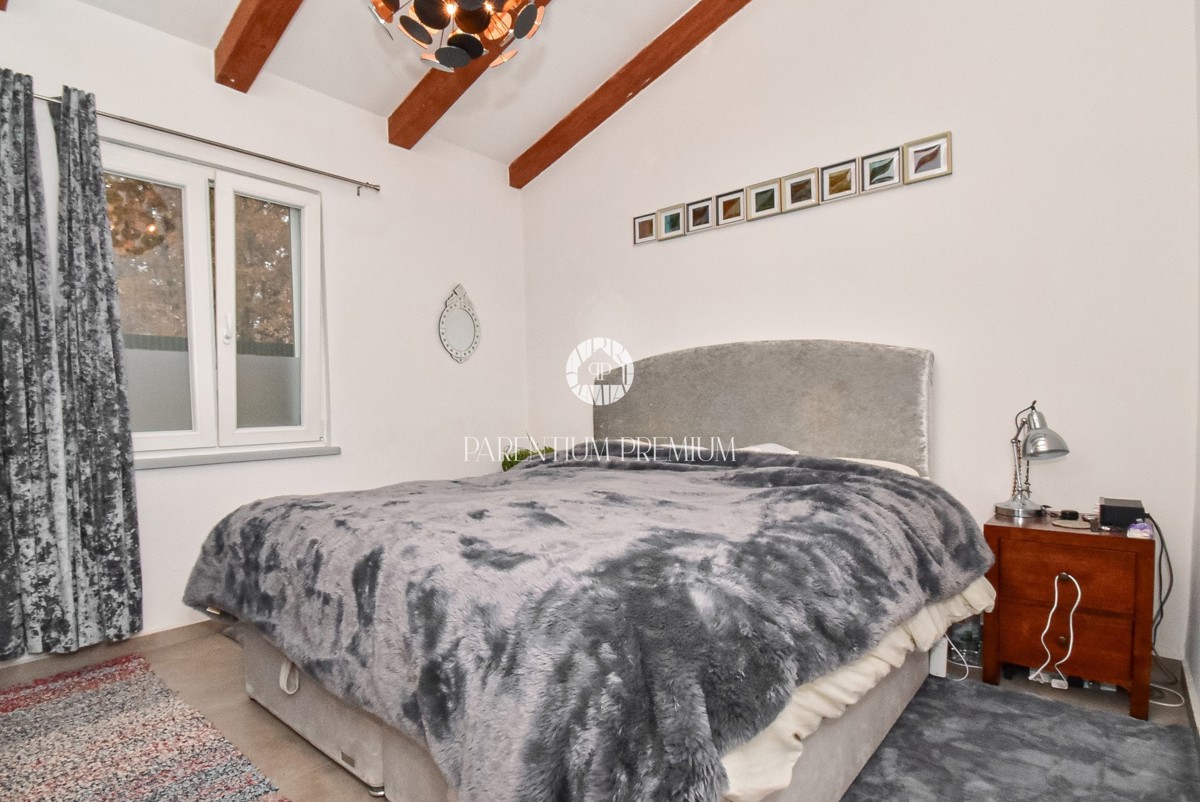 Accogliente casa bifamiliare con giardino privato e molta privacy ai margini del paese