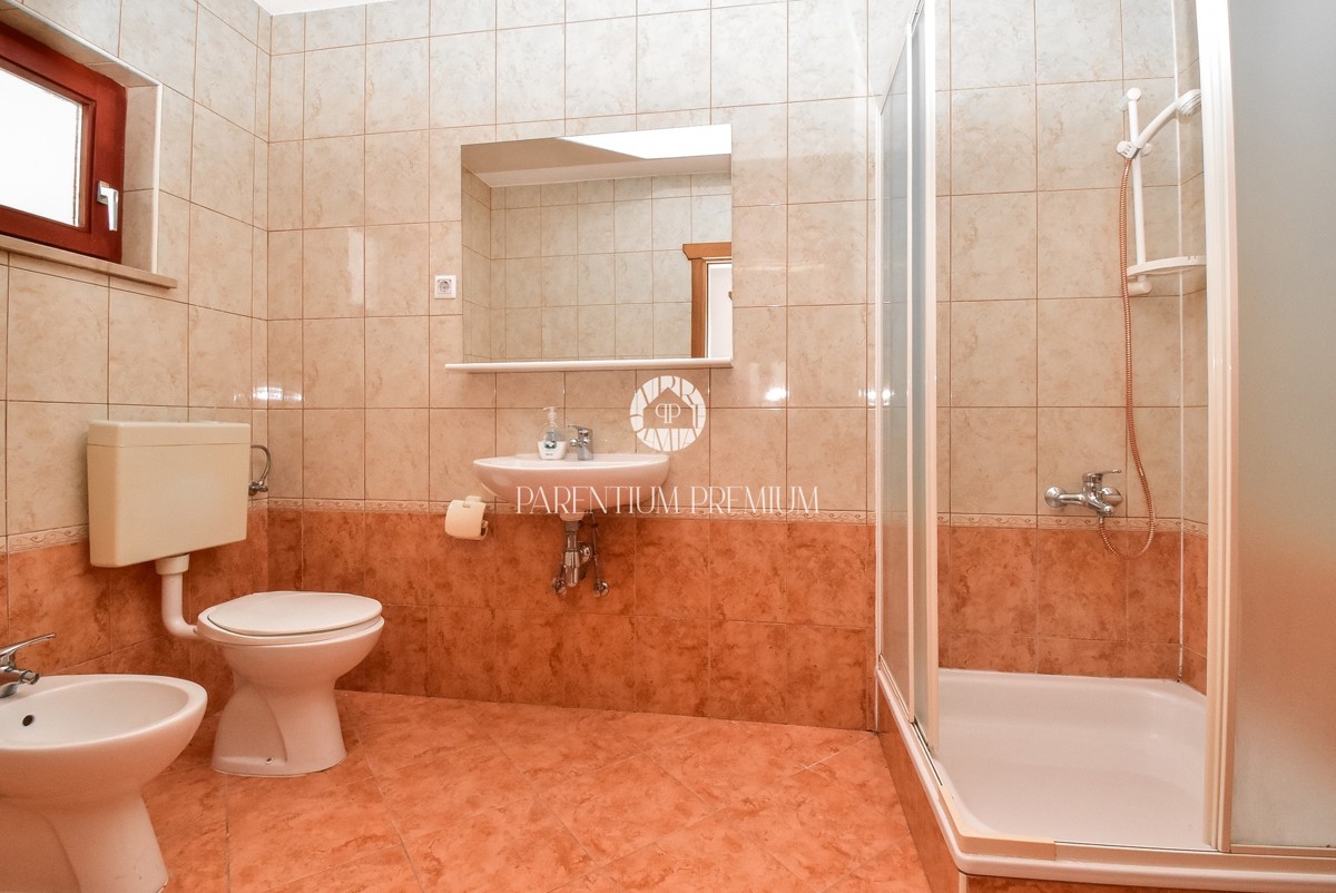 Casa bifamiliare con tre unità abitative e ampio giardino