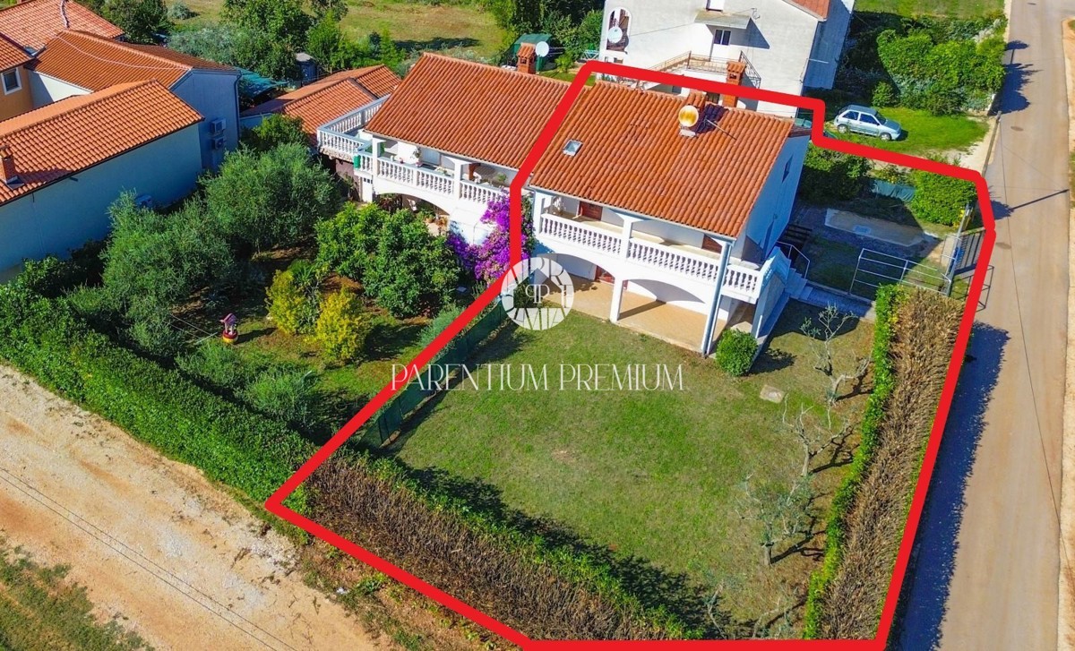 Casa bifamiliare con tre unità abitative e ampio giardino