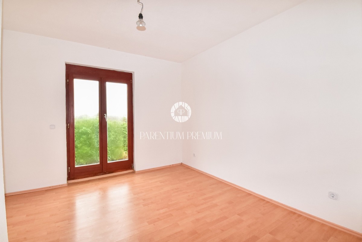 Casa bifamiliare con tre unità abitative e ampio giardino