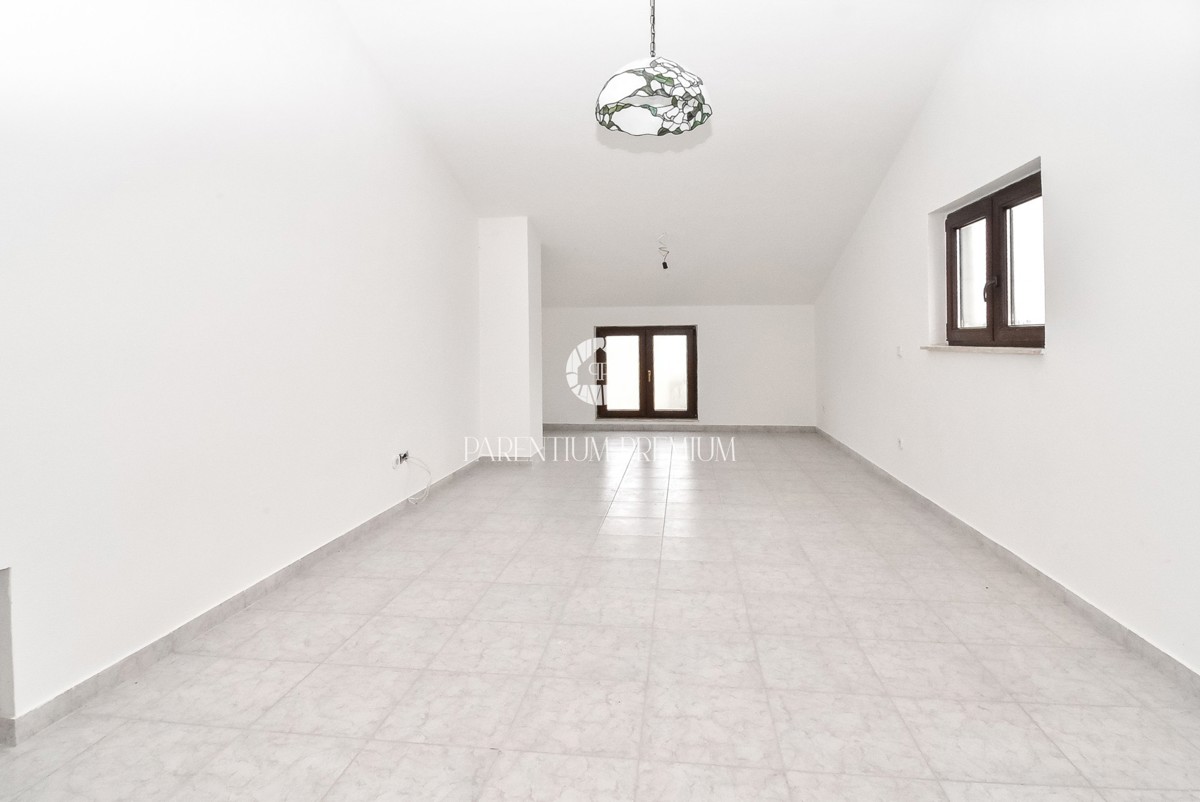 Casa bifamiliare con tre unità abitative e ampio giardino