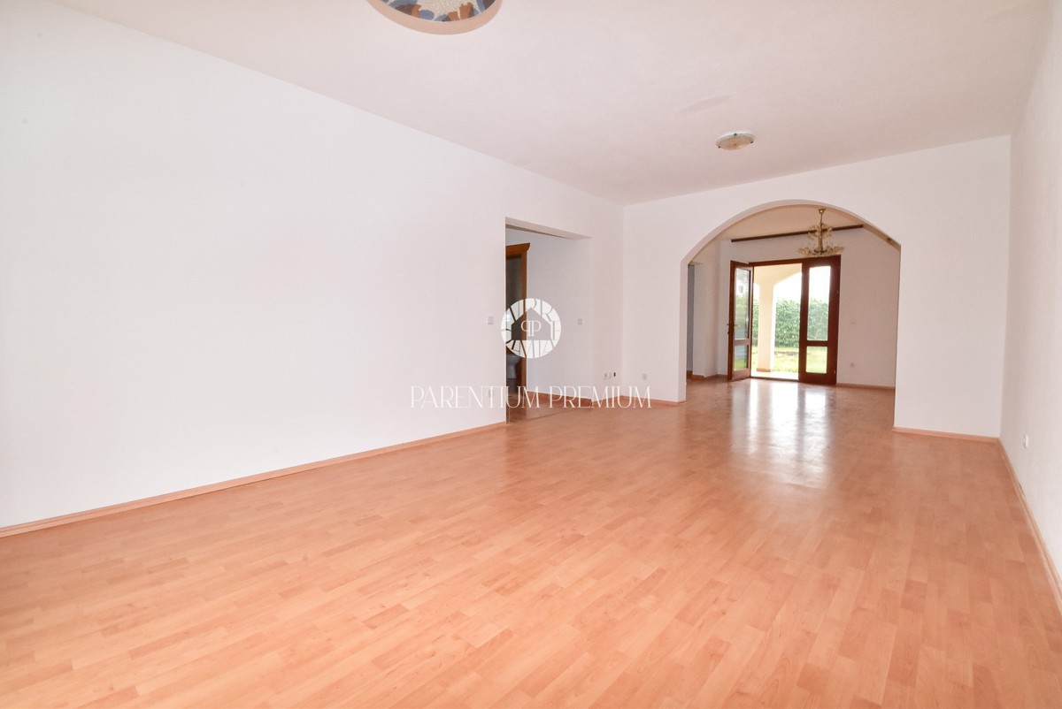 Casa bifamiliare con tre unità abitative e ampio giardino