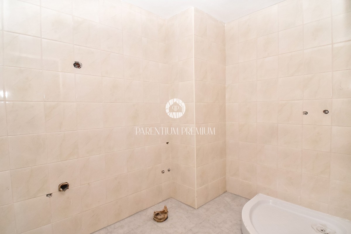 Casa bifamiliare con tre unità abitative e ampio giardino