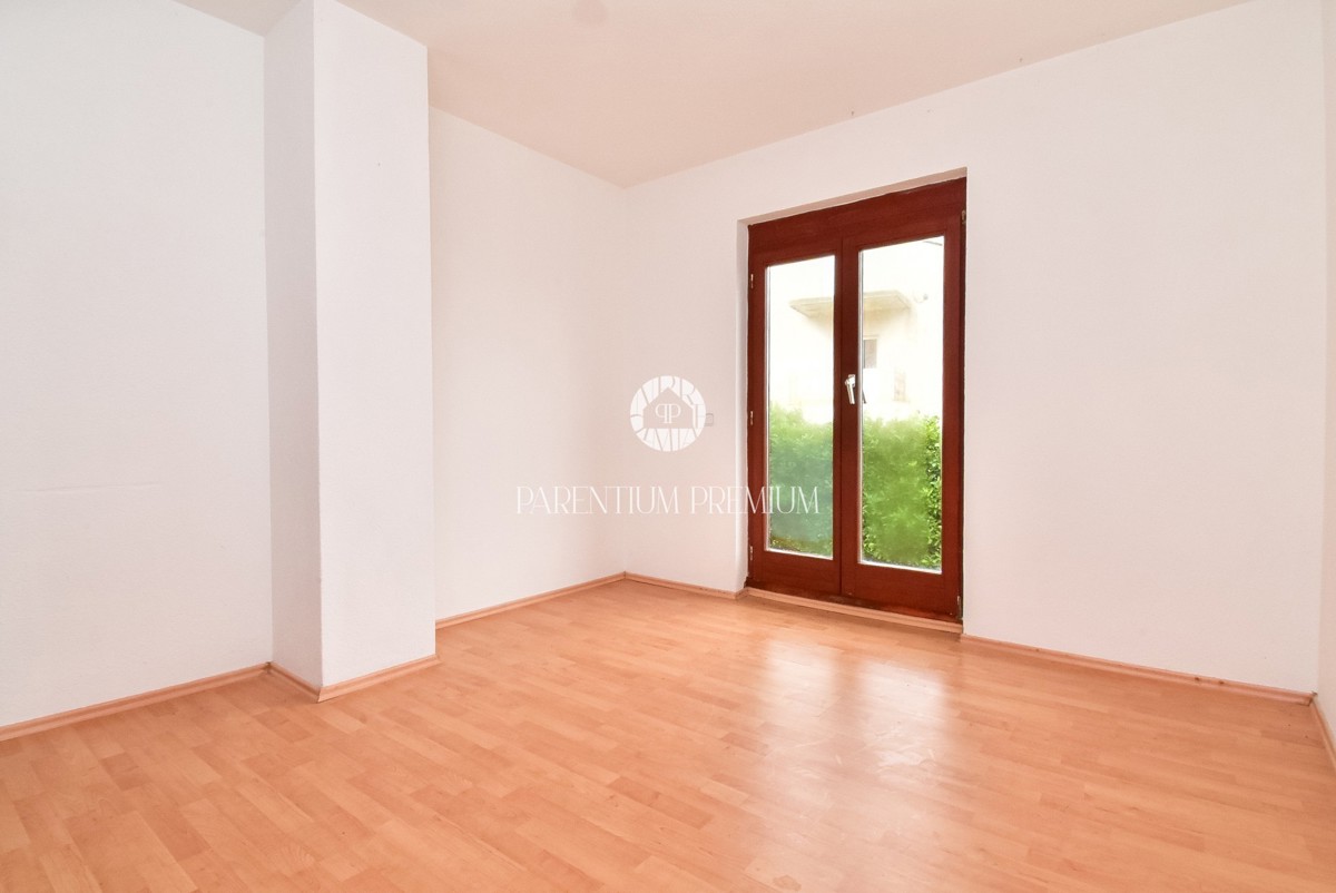 Casa bifamiliare con tre unità abitative e ampio giardino