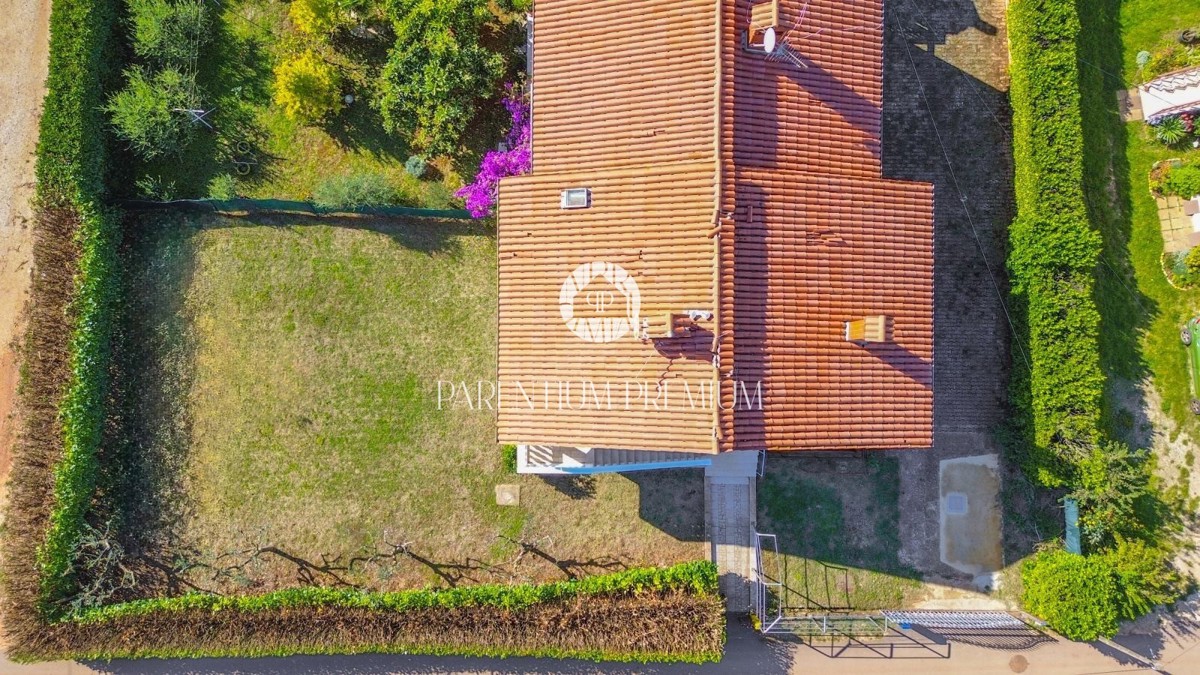 Casa bifamiliare con tre unità abitative e ampio giardino