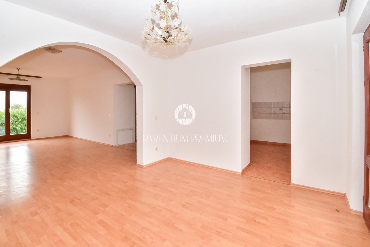 Casa bifamiliare con tre unità abitative e ampio giardino