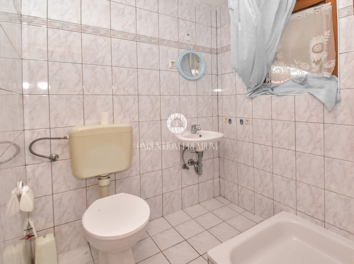 Casa bifamiliare con tre unità abitative e ampio giardino