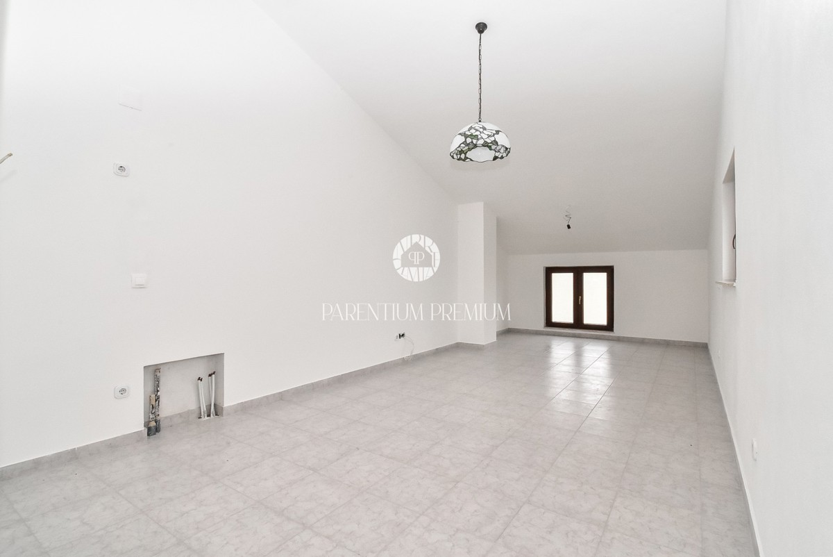 Casa bifamiliare con tre unità abitative e ampio giardino