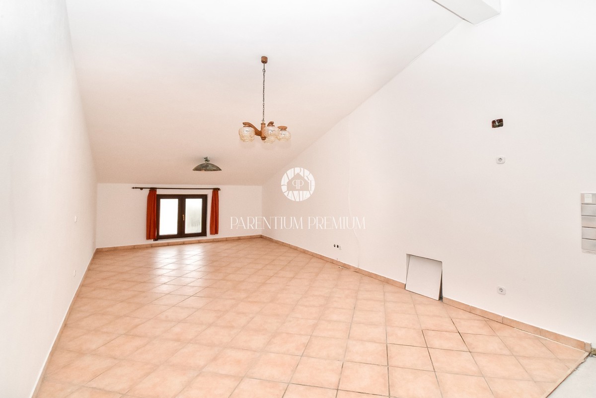 Casa bifamiliare con tre unità abitative e ampio giardino