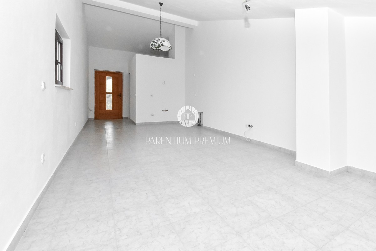 Casa bifamiliare con tre unità abitative e ampio giardino