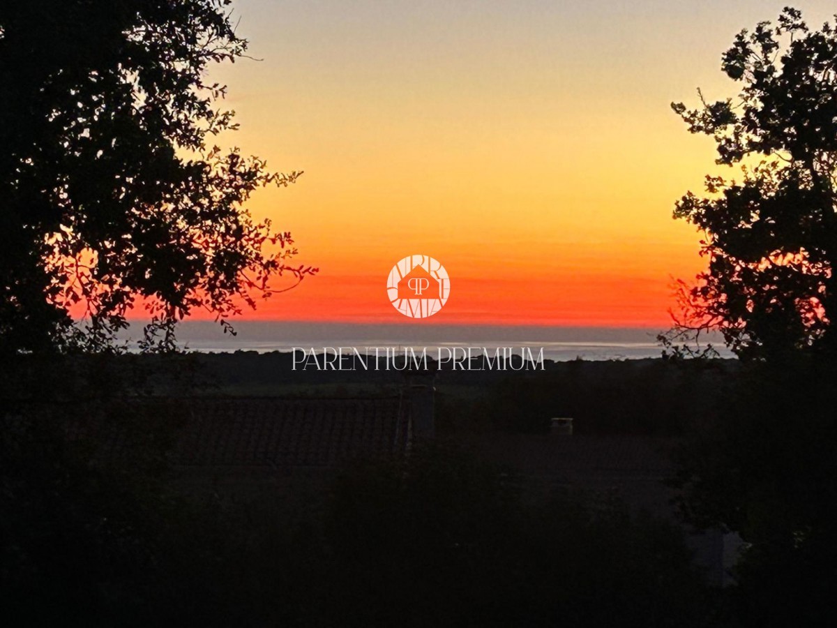 Terreno edificabile con splendida vista mare, situato ai margini del paese.