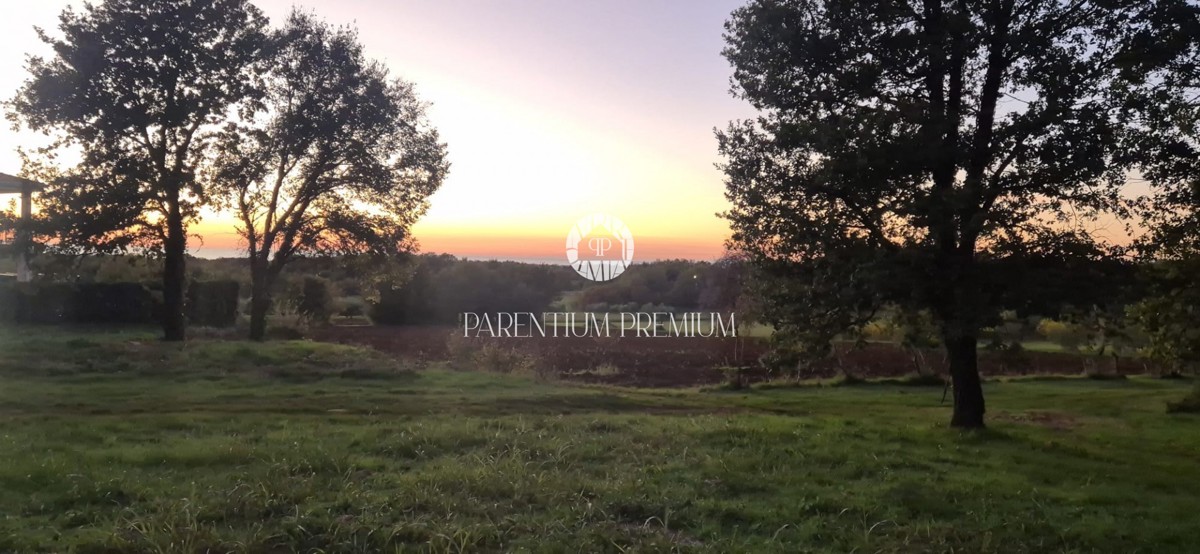 Terreno edificabile con splendida vista mare, situato ai margini del paese.