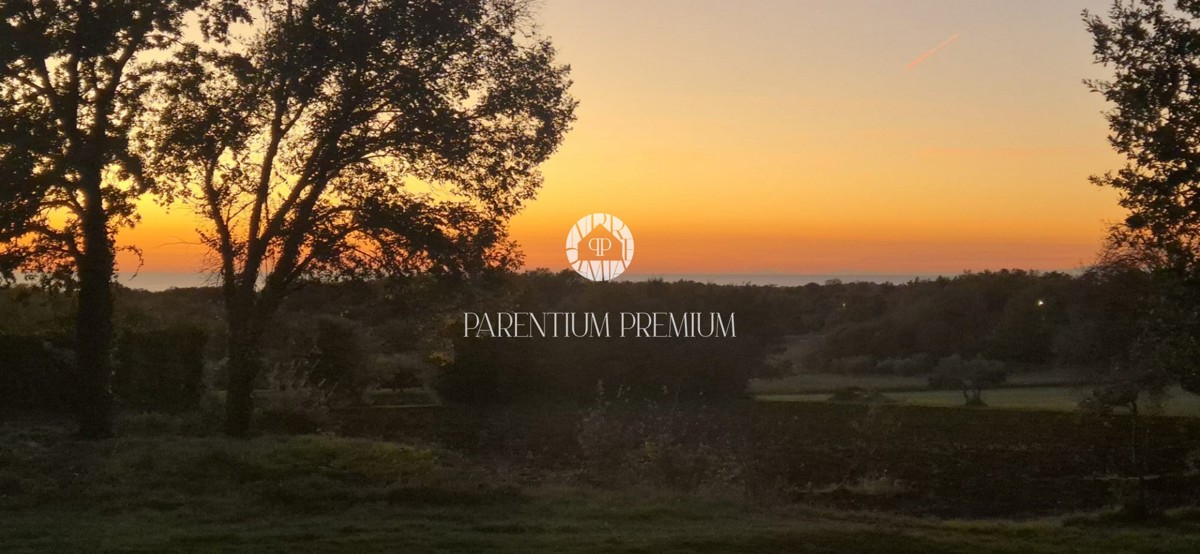 Terreno edificabile con splendida vista mare, situato ai margini del paese.