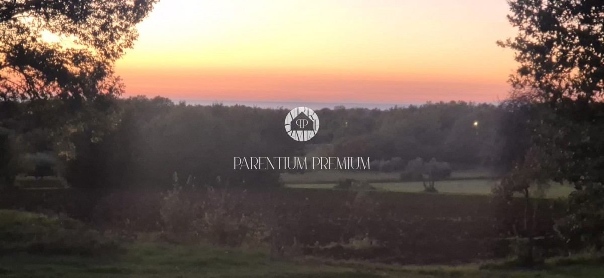 Terreno edificabile con splendida vista mare, situato ai margini del paese.