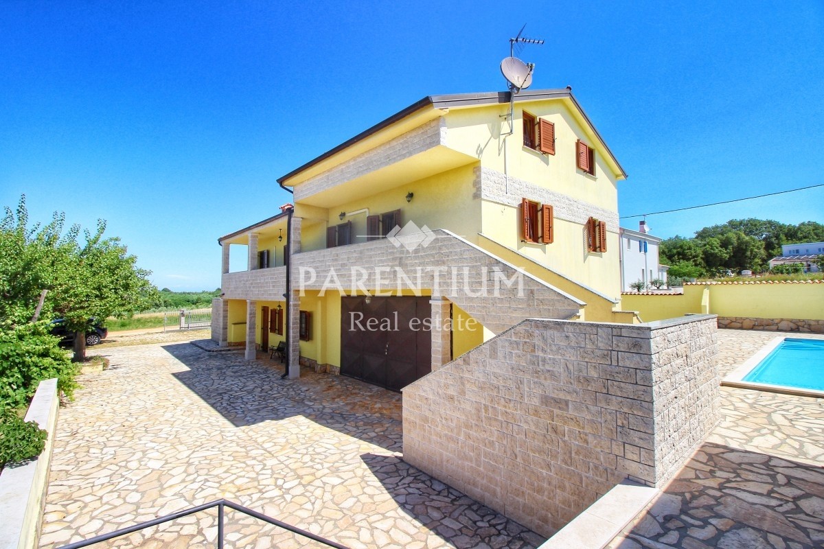 Istria, zona Parenzo - Palazzina con piscina e vista mare