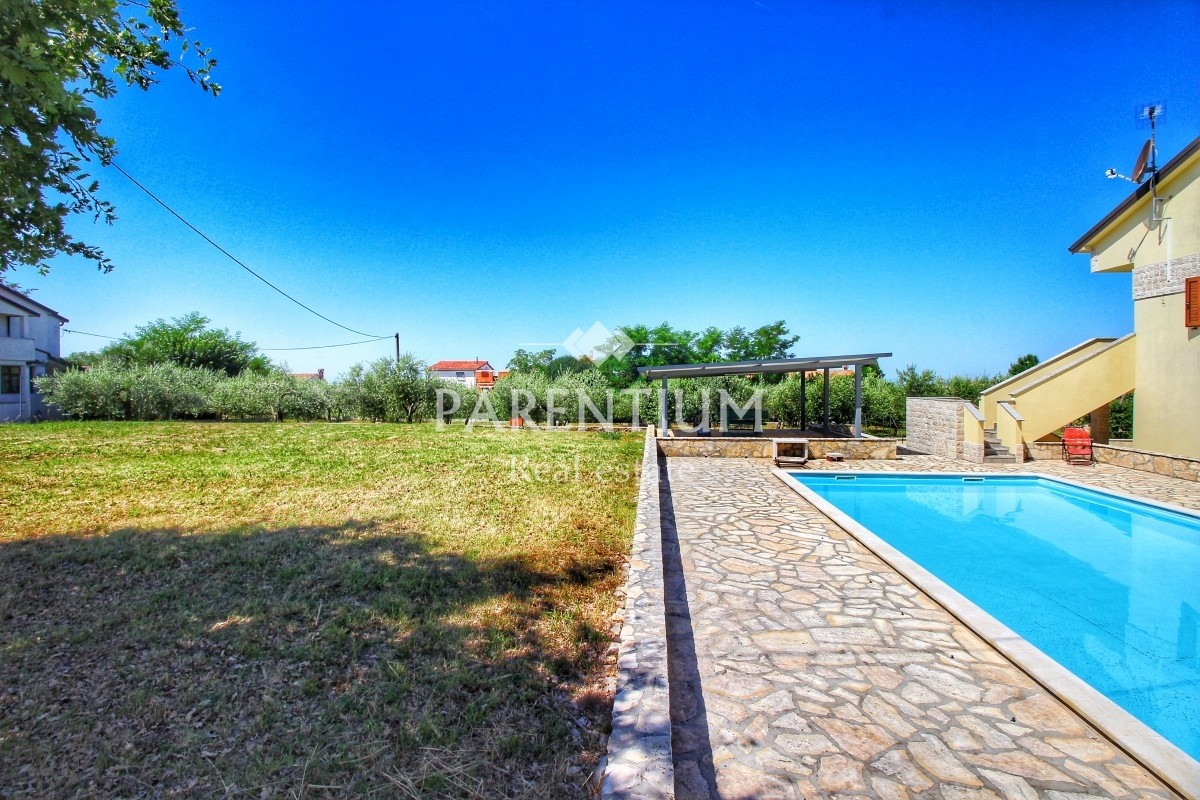 Istria, zona Parenzo - Palazzina con piscina e vista mare