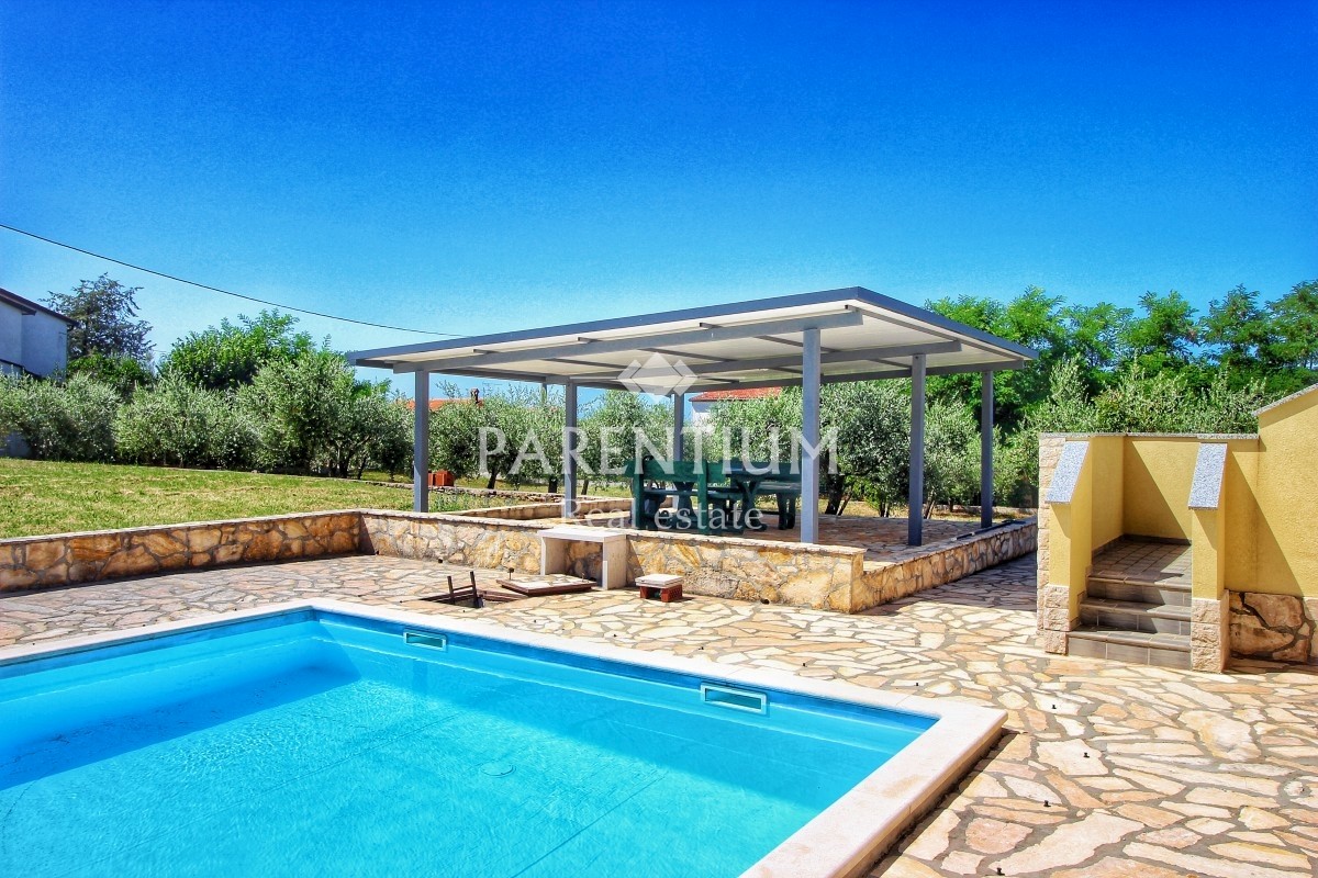 Istria, zona Parenzo - Palazzina con piscina e vista mare