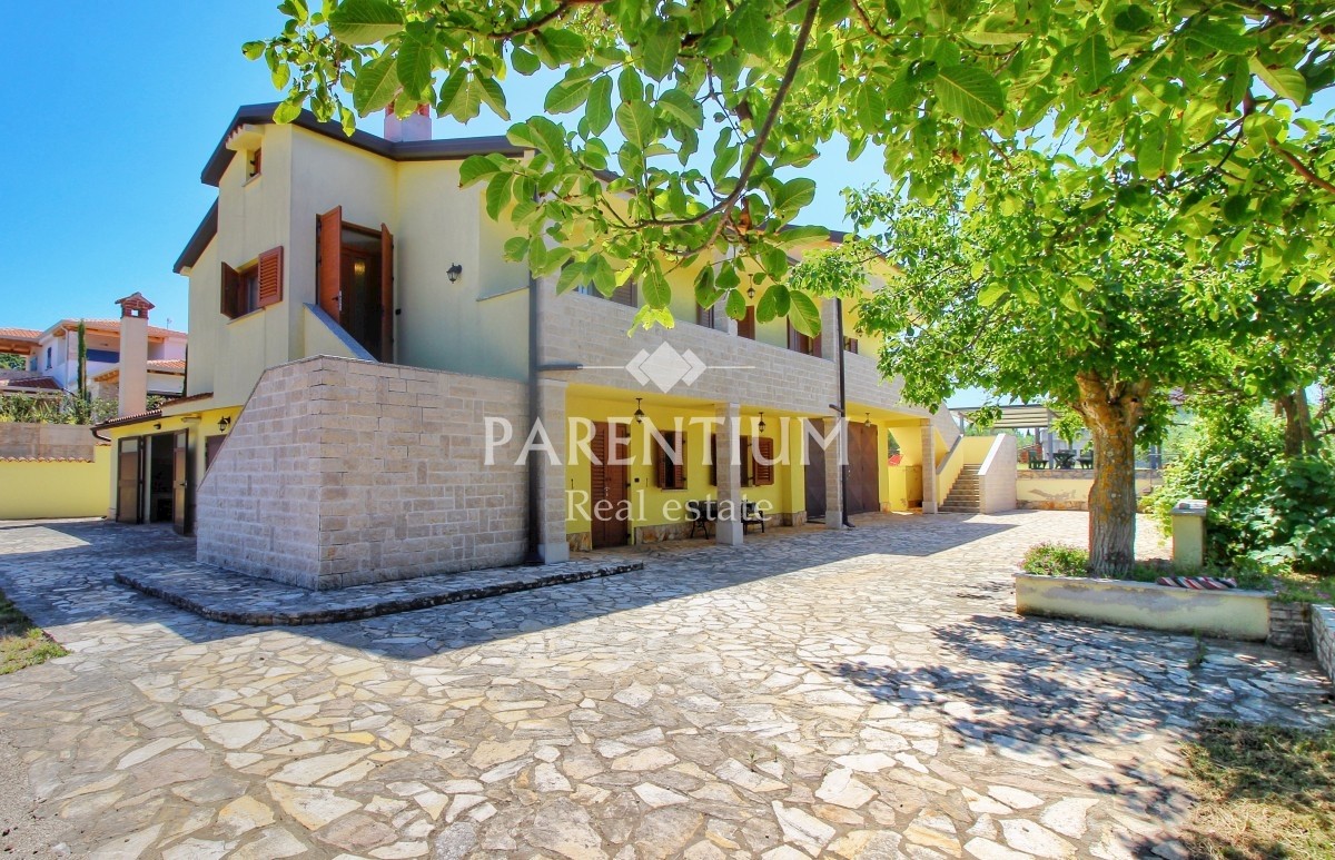 Istria, zona Parenzo - Palazzina con piscina e vista mare