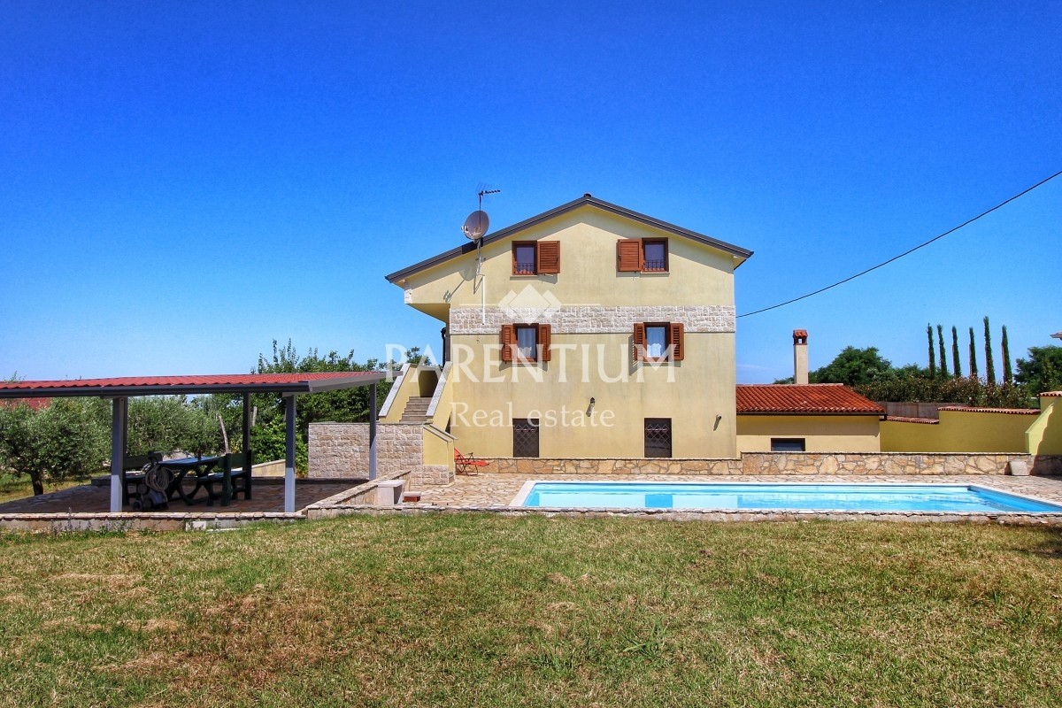 Istria, zona Parenzo - Palazzina con piscina e vista mare