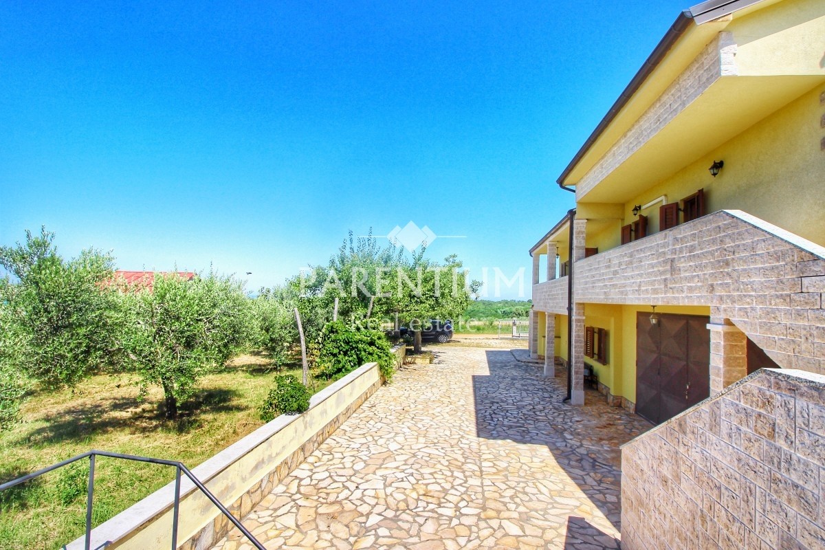 Istria, zona Parenzo - Palazzina con piscina e vista mare