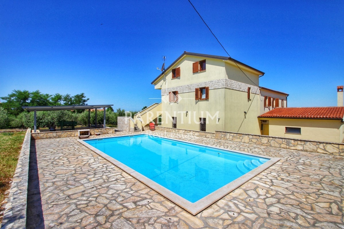 Istria, zona Parenzo - Palazzina con piscina e vista mare