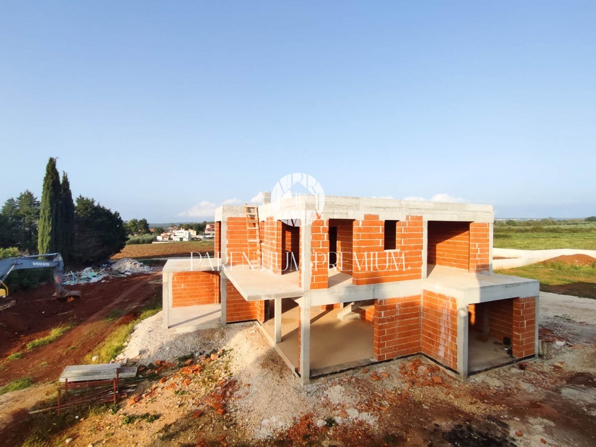 Una villa con piscina in un lussuoso nuovo insediamento vicino al mare