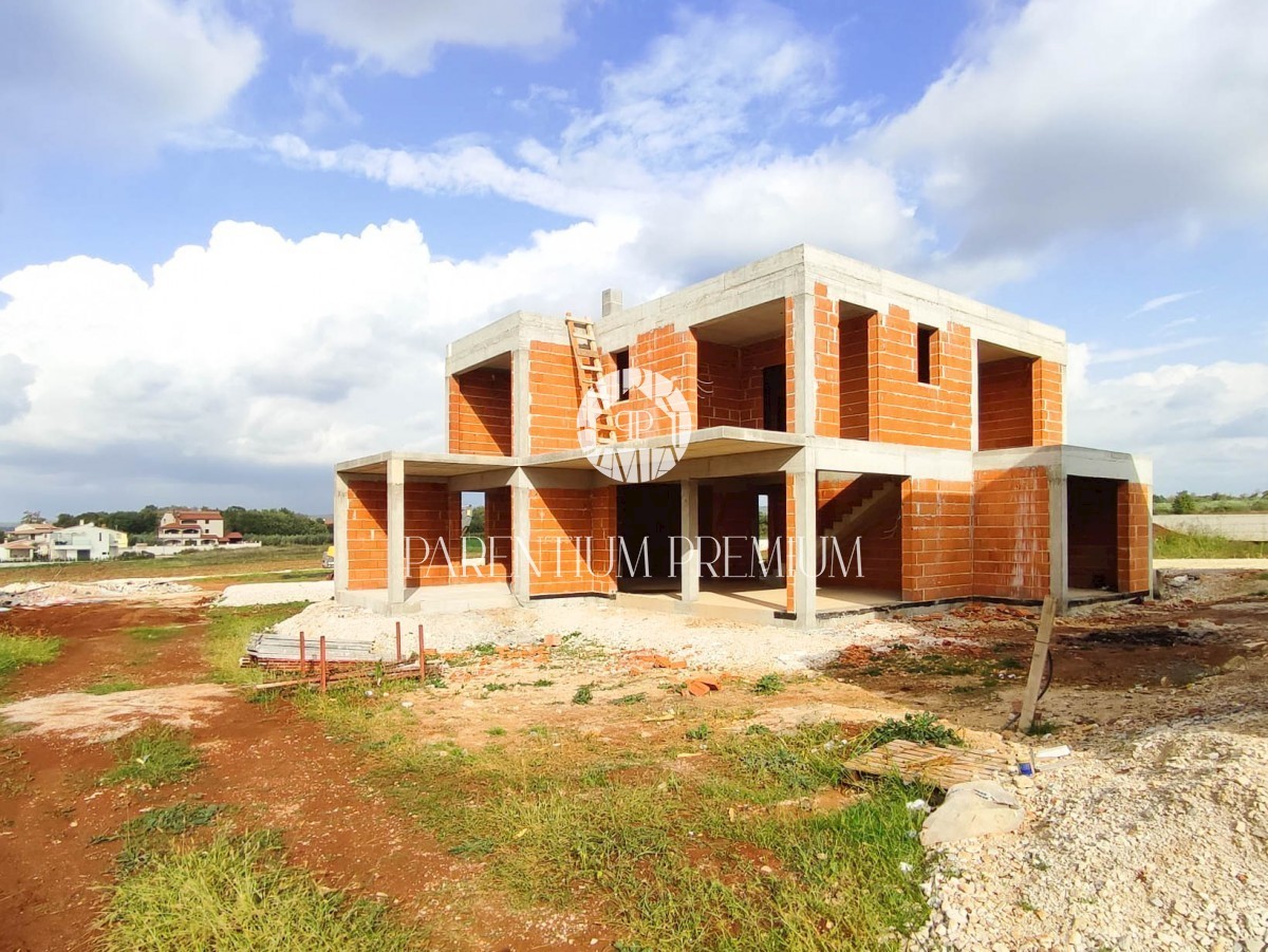 Moderna villa di lusso con piscina vicino al mare in posizione tranquilla