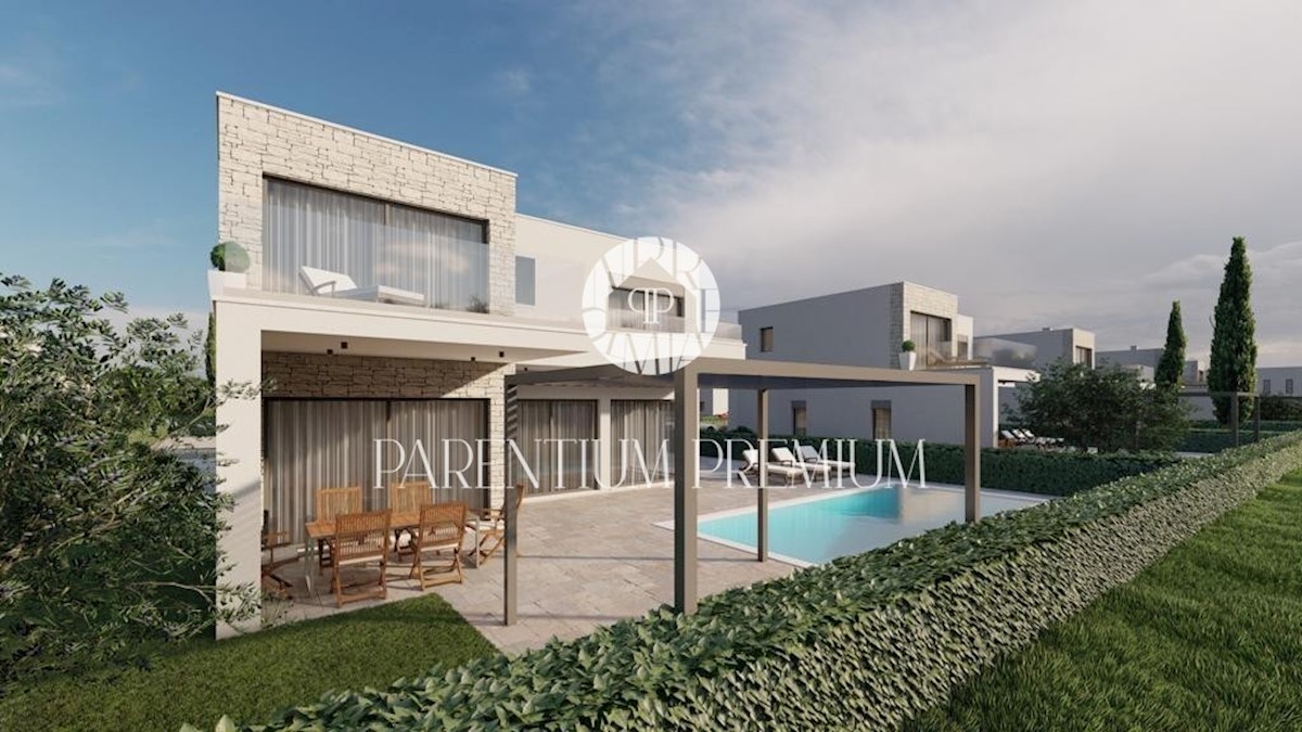 Moderna villa di lusso con piscina vicino al mare in posizione tranquilla