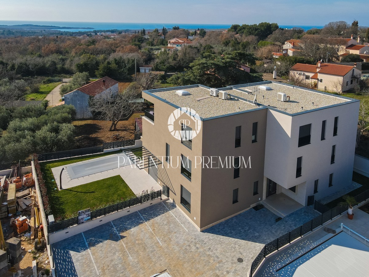 Appartamento di lusso con terrazza sul tetto e vasca idromassaggio e splendida vista sul mare