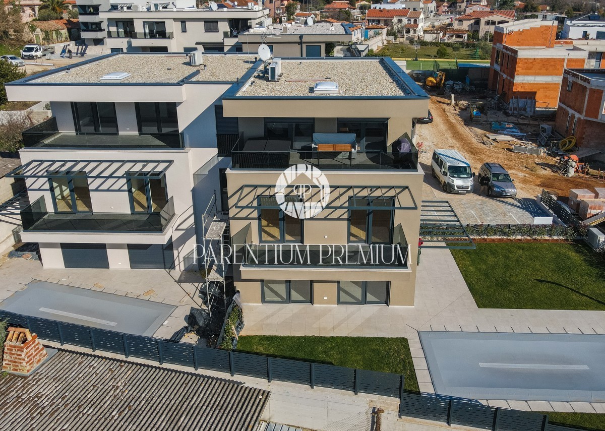 Appartamento di lusso con terrazza sul tetto e vasca idromassaggio e splendida vista sul mare