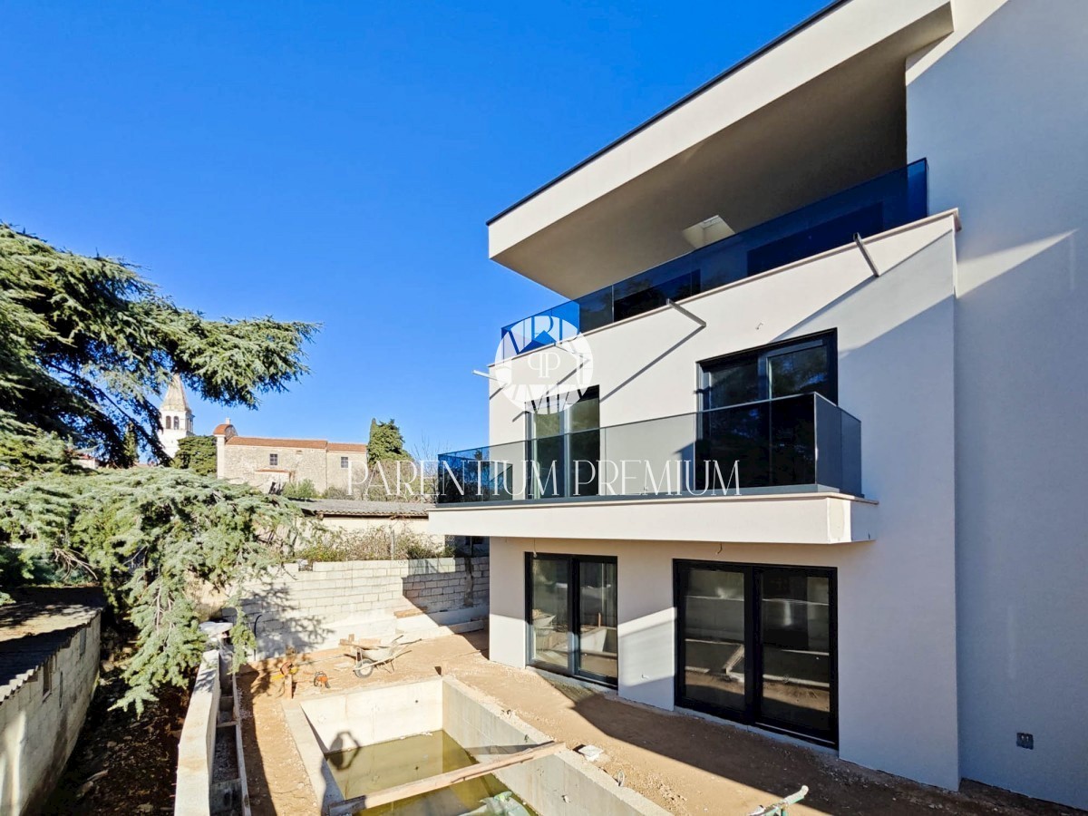 Appartamento di lusso con terrazza sul tetto e vasca idromassaggio e splendida vista sul mare