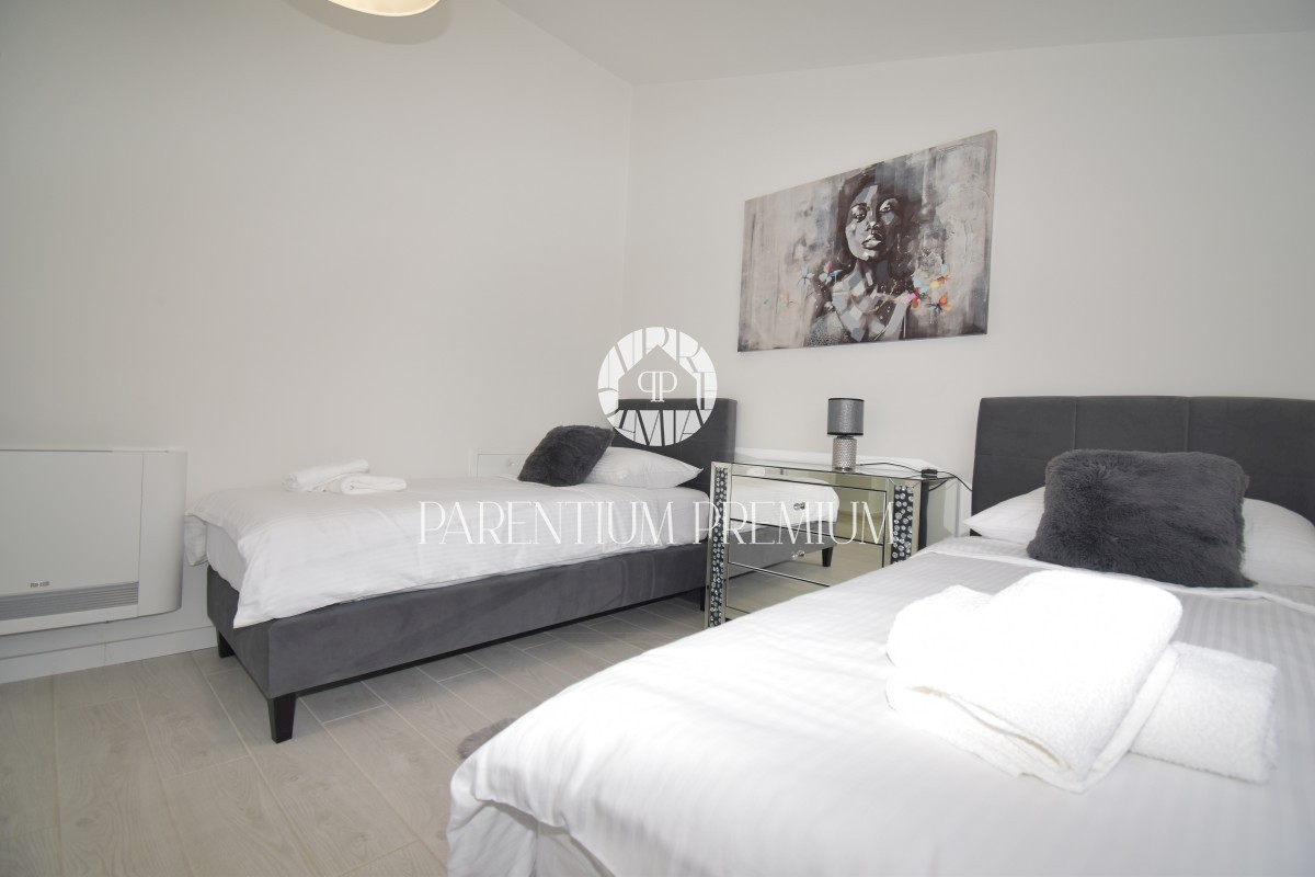 Moderna casa bifamiliare con piscina