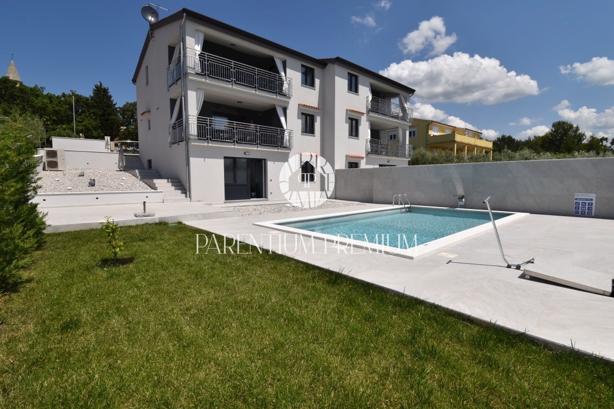 Moderna casa bifamiliare con piscina