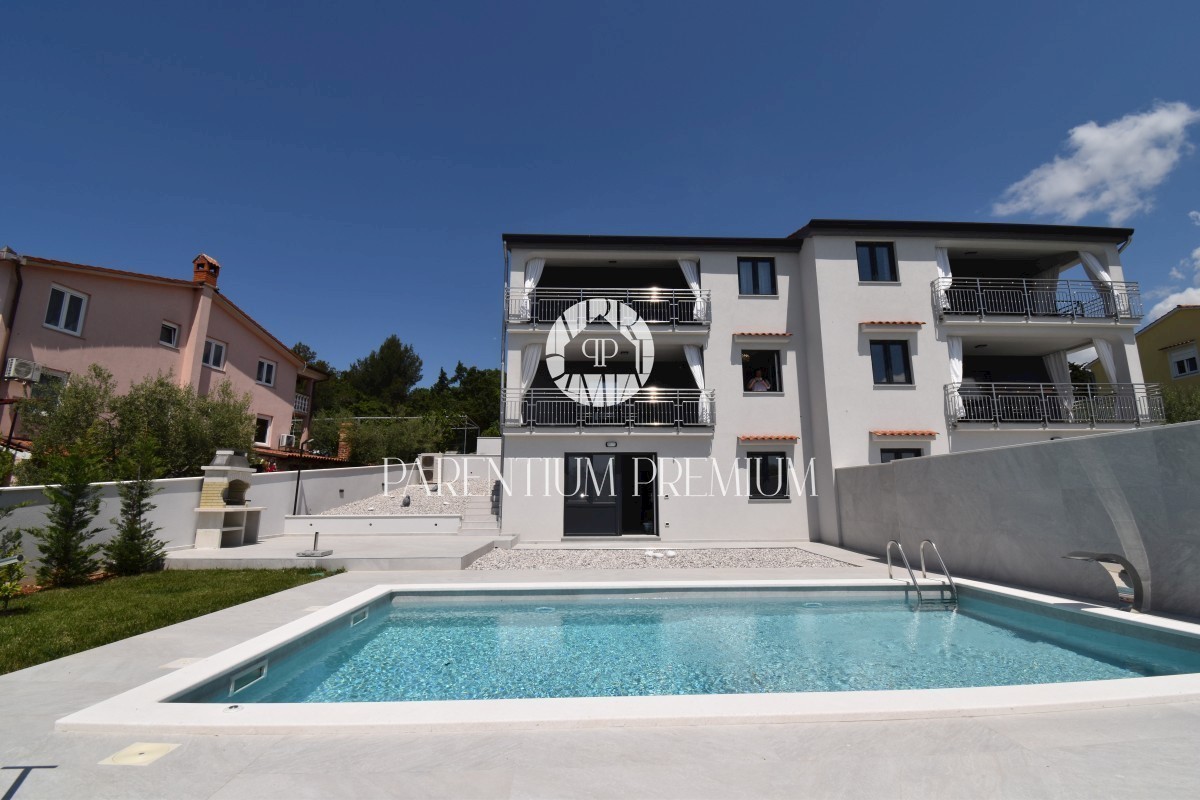 Moderna casa bifamiliare con piscina
