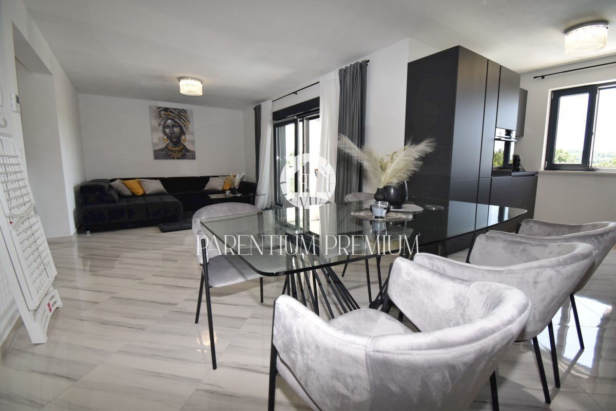 Moderna casa bifamiliare con piscina
