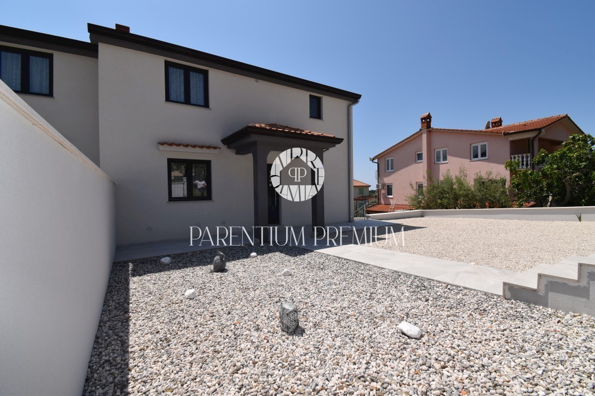 Moderna casa bifamiliare con piscina