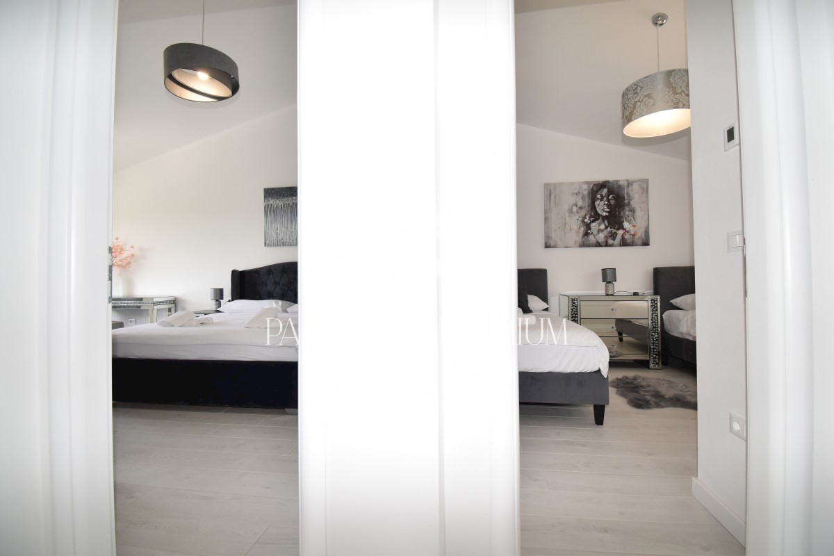 Moderna casa bifamiliare con piscina