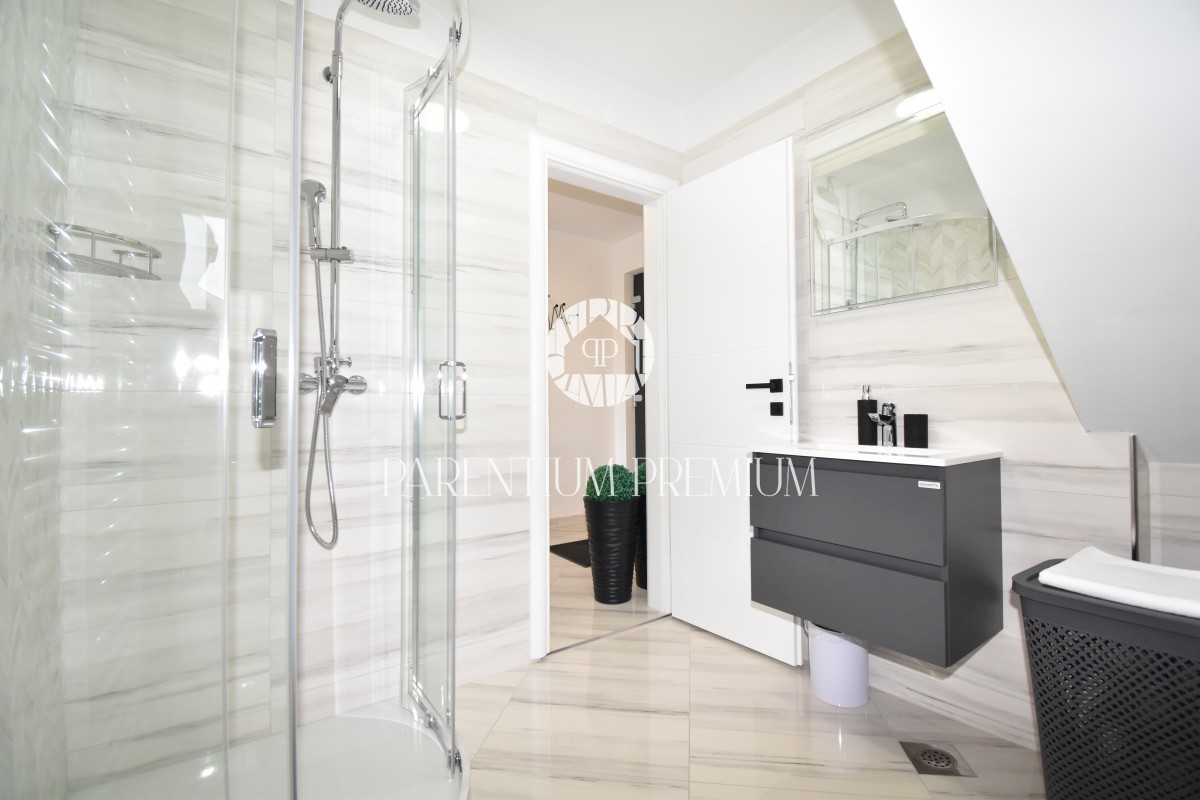 Moderna casa bifamiliare con piscina