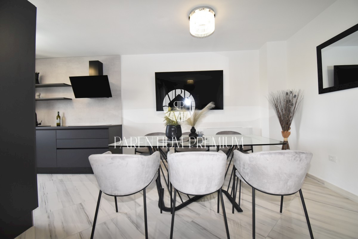 Moderna casa bifamiliare con piscina
