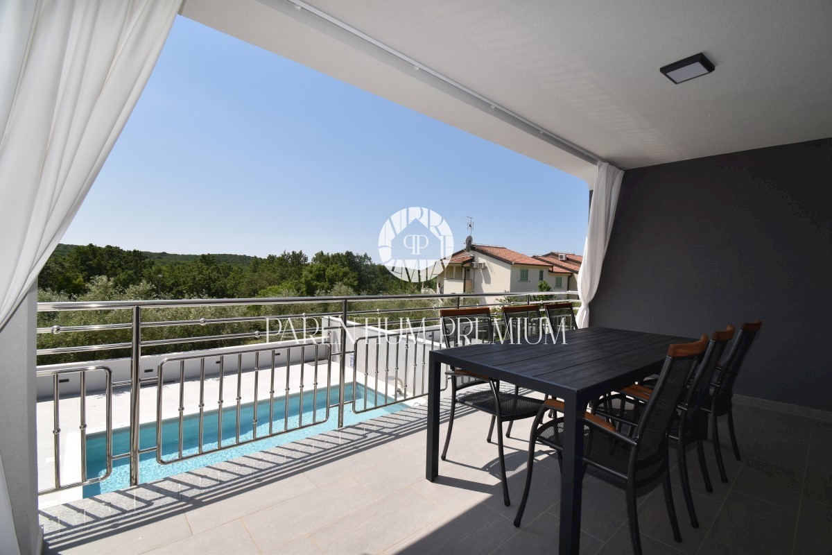 Moderna casa bifamiliare con piscina