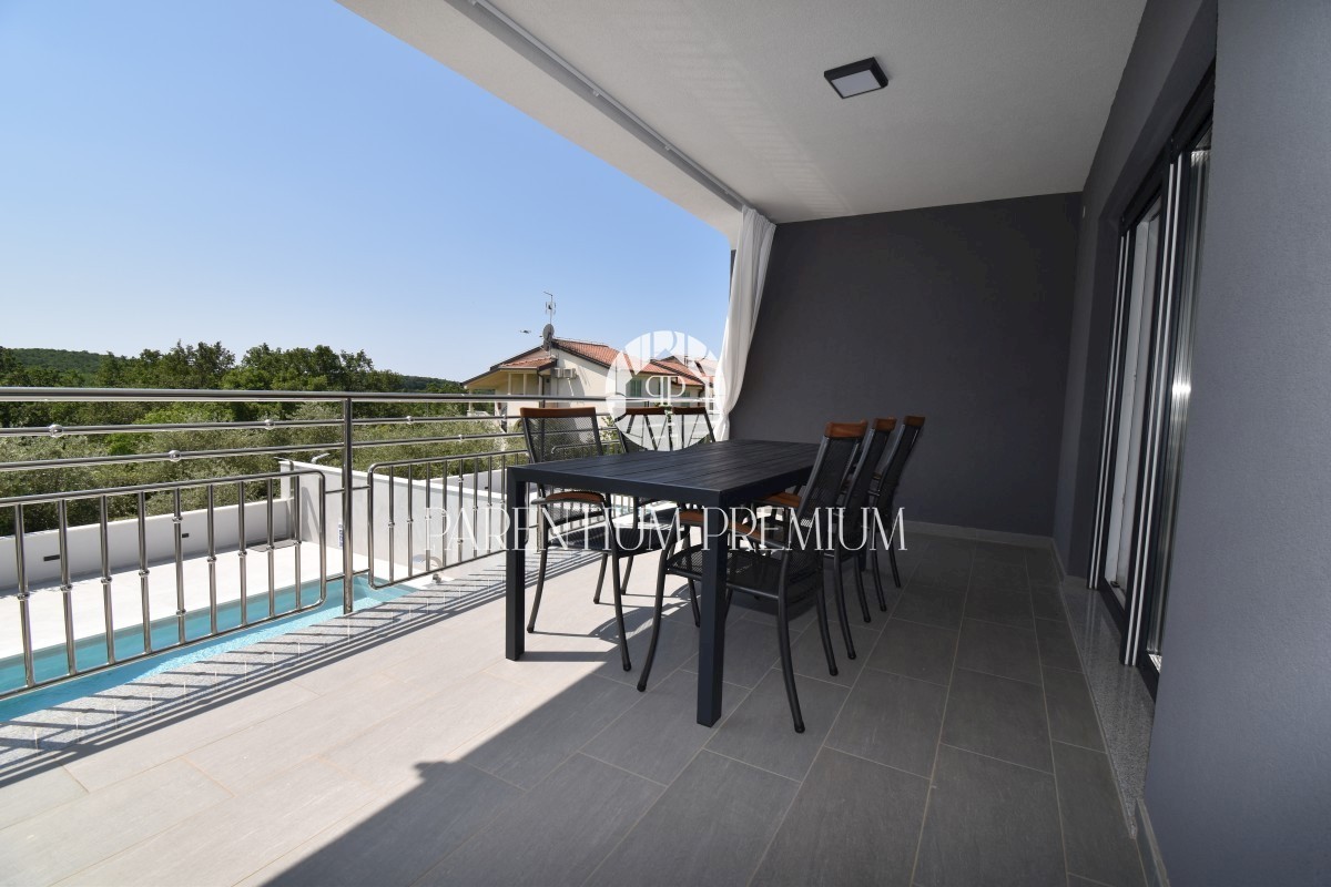 Moderna casa bifamiliare con piscina